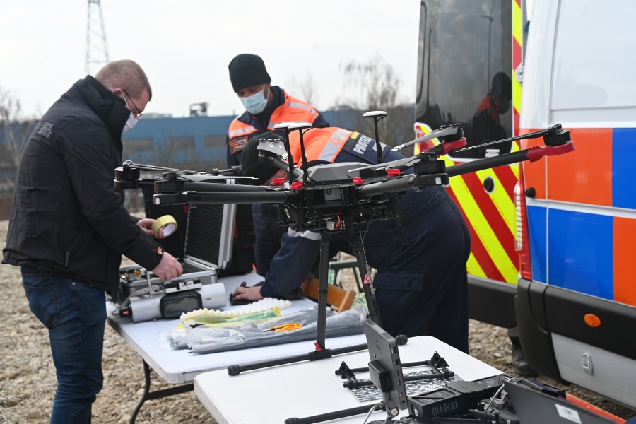 Un équipement de mesure est fixé au drone © Geert Biermans